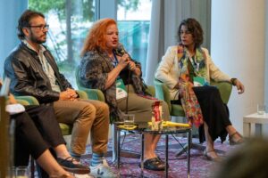 Vice-presidente da Associação dos Negócios de Sociobioeconomia da Amazônia, ao centro, relata a importância da presença internacional em evento que conecta sustentabilidade, inovação e justiça social