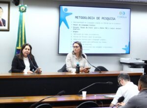 Jornalista Mara Barcellos e publicitária Evelyn Aquino, servidoras do TCE-PA.